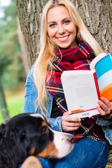 Frau mit Hund und Buch